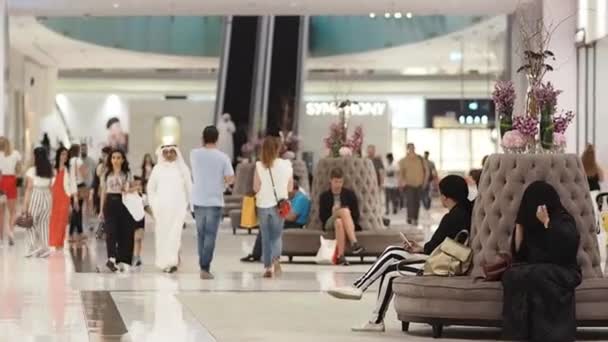 迪拜, 阿拉伯联合酋长国, 2018年5月3日: 在商场的交通。很多人。购物廊的景色 — 图库视频影像