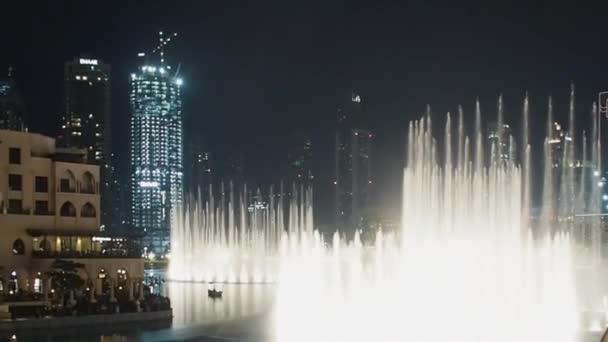 Dubai, vereinigte arabische emirate, 1. mai 2018: dubai stadtzentrum, nachtbrunnenshow in einem künstlichen see in der nähe von dubai mall und burj khalifa. — Stockvideo