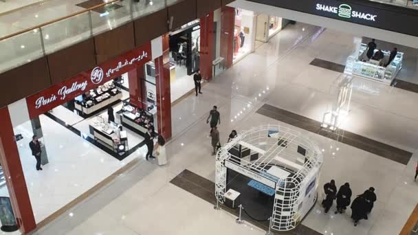 Dubai, Egyesült Arab Emírségek, 2018. május 3.: A forgalom az emberek a plázában. Egy csomó ember megy különböző irányokba, látogatók shopping Mall — Stock videók