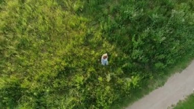 Mutlu kız dans alanında iplik.