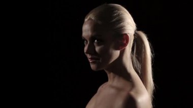 Portre profil içinde genç bir kadın. Dinamik ışık