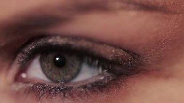 Genç kadın gözü, yakın çekim açar