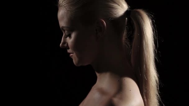 Retrato de una joven de perfil. Luz dinámica — Vídeos de Stock