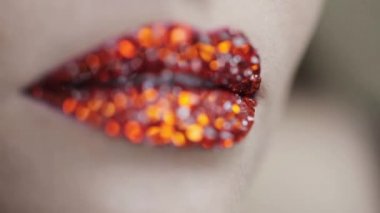 Kırmızı dudaklar rhinestones ile kaplı. Dudaklarında kırmızı ruj ile güzel kadın