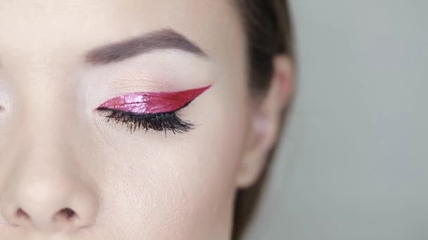 Amazing Bright eye makeup in luxurious red arrow. Red and gold shining tones, eye shadow. — Stock Video