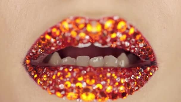 Labbra rosse coperte di strass. Bella donna con rossetto rosso sulle labbra — Video Stock