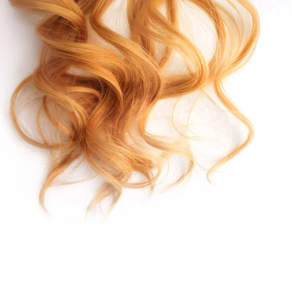 Beyaz arka plan üzerinde izole sarı kıvırcık saçlı. ışık veya kırmızı saç, saç bakımı teli — Stok fotoğraf