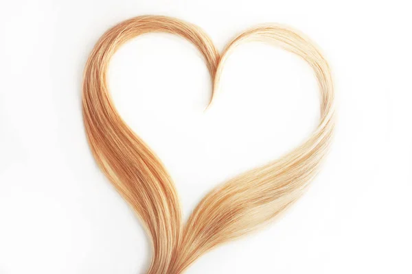 Kosmyk włosów blond, na białym tle. Loki włosy w kształcie serca — Zdjęcie stockowe
