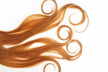 Beyaz arka plan üzerinde izole sarı kıvırcık saçlı. ışık veya kırmızı saç, saç bakımı teli