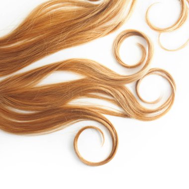 Beyaz arka plan üzerinde izole sarı kıvırcık saçlı. ışık veya kırmızı saç, saç bakımı teli