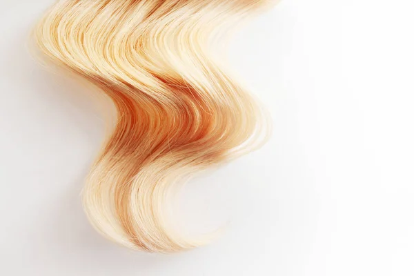 Golden Curls cabelo isolado no fundo branco. fio de cabelo loiro ou ruivo, cuidado do cabelo — Fotografia de Stock