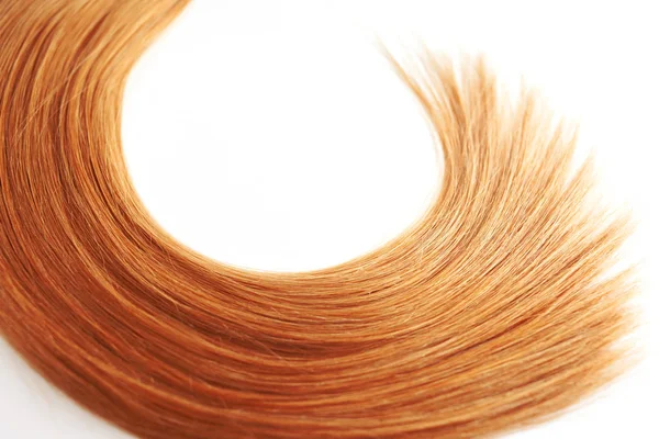 Светлые волосы выделены на белом фоне. прядь светлых или рыжих волос, уход за волосами — стоковое фото