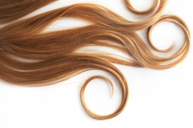 Beyaz arka plan üzerinde izole sarı kıvırcık saçlı. ışık veya kırmızı saç, saç bakımı teli