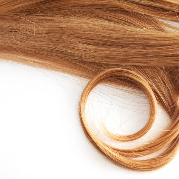 Blond vlasy kadeře izolovaných na bílém pozadí. část světla nebo zrzavými vlasy, péče o vlasy — Stock fotografie