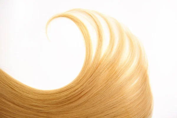Golden Curls cabelo isolado no fundo branco. fio de cabelo loiro ou ruivo, cuidado do cabelo — Fotografia de Stock
