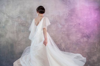 Yemyeşil bir uçan etek ile güzel ve şık gelin gelinlik