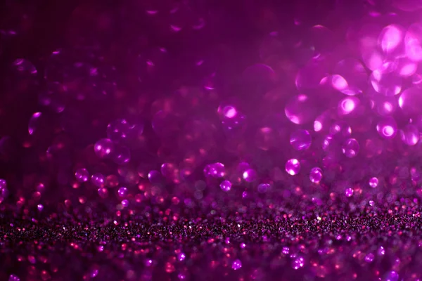 Фіолетовий блискучий магічний фон. Дефокусоване світло і вільне зосереджене місце для вашого дизайну . — стокове фото