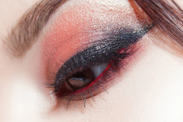 Fantastiska ljusa ögonmakeup med en bred pil. Bruna och röda toner, färgade ögonskugga. — Stockfoto