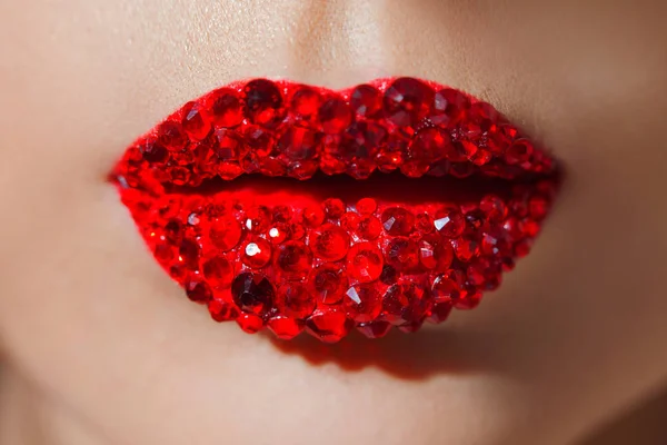 红色的嘴唇上覆盖着水钻。美丽的女人与红色的口红在她的嘴唇 — 图库照片