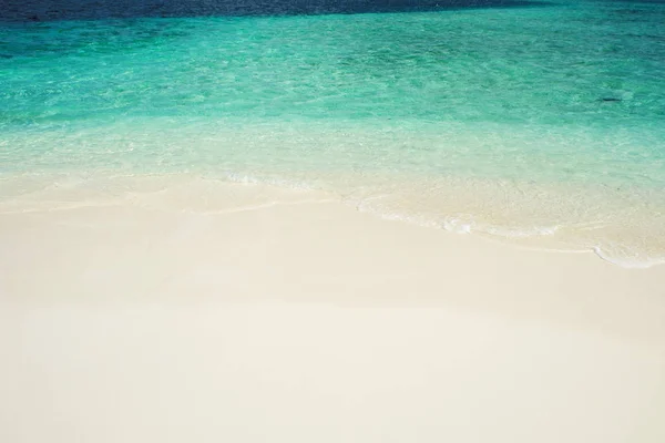 人里離れた島。楽園熱帯の島、白い砂浜と澄んだ水。風景 — ストック写真