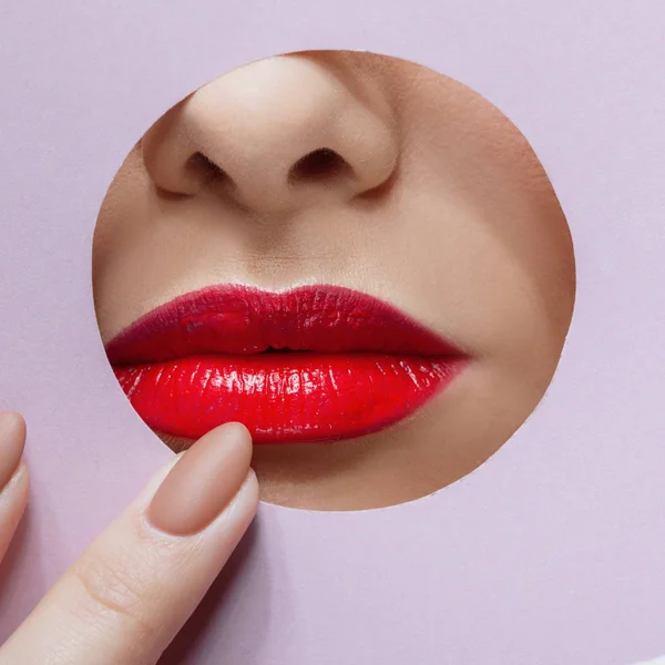 밝은 빨간색 립스틱과 아름 다운 여자의 입술 — 스톡 사진