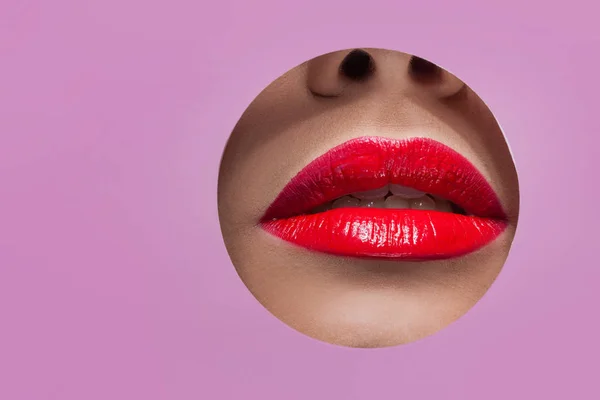 Красиві жіночі губи з яскраво-червоною помадою — стокове фото