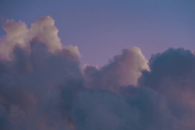 Soyut doğal arkaplan, gökyüzü ve kabarık bulutlar,