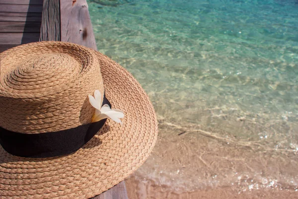 Natura morta con un cappello Sullo sfondo di acqua cristallina del mare, una vacanza al mare sulle isole . — Foto Stock