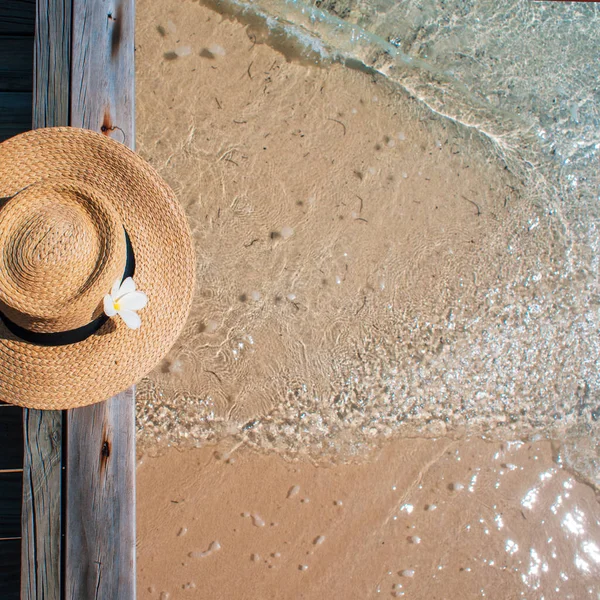 Natura morta con un cappello Sullo sfondo di acqua cristallina del mare, una vacanza al mare sulle isole . — Foto Stock