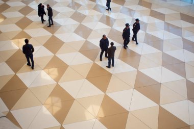 Bakü, Azerbaycan, 3 Mayıs 2018: Rating insanlar havaalanında, üstten görünüm. İnsanlar konuşuyor ve uçuş için acele.