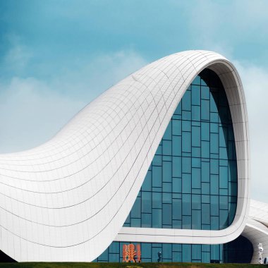 Bakü, Azerbaycan - 28 Nisan 2018: Bakü Haydar Aliyev Merkezi. Modern mimari,