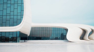 Bakü, Azerbaycan - 28 Nisan 2018: Bakü Haydar Aliyev Merkezi. Modern mimari,