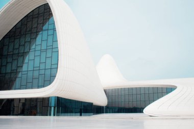 Bakü, Azerbaycan - 28 Nisan 2018: Bakü Haydar Aliyev Merkezi. Modern mimari,