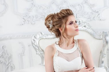 Zarif gelinlik, düz siluet. Genç güzel bir gelin portresi