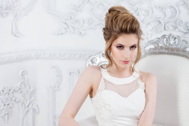 Çerçeve içinde sıkı gelin bakın. Genç güzel bir gelin portresi