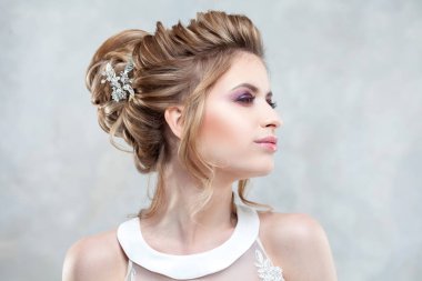 Düğün saç modeli, stil ve makyaj kutlama için. Genç güzel bir gelin portresi