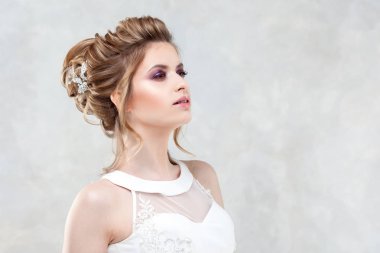 Düğün saç modeli, stil ve kutlama için makyaj.