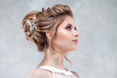 Düğün saç modeli, stil ve kutlama için makyaj.