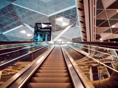 Kalkış alanı kadar modern Havaalanı terminal yürüyen merdiven