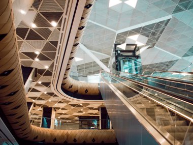 Kalkış alanı kadar modern Havaalanı terminal yürüyen merdiven