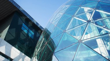 Modern mimari. Bir alışveriş merkezi veya iş merkezi parçası,
