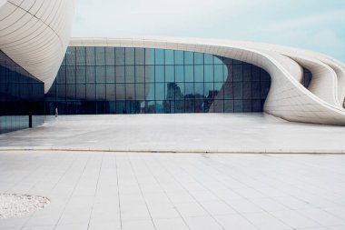 Bakü, Azerbaycan - 28 Nisan 2018: Bakü Haydar Aliyev Merkezi. Modern mimari,