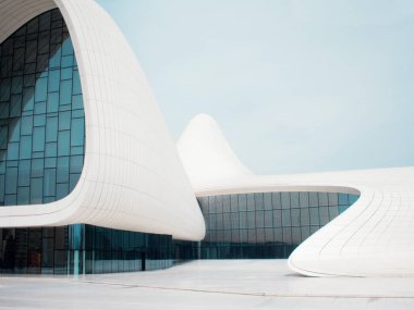 Bakü, Azerbaycan - 28 Nisan 2018: Bakü Haydar Aliyev Merkezi. Modern mimari,