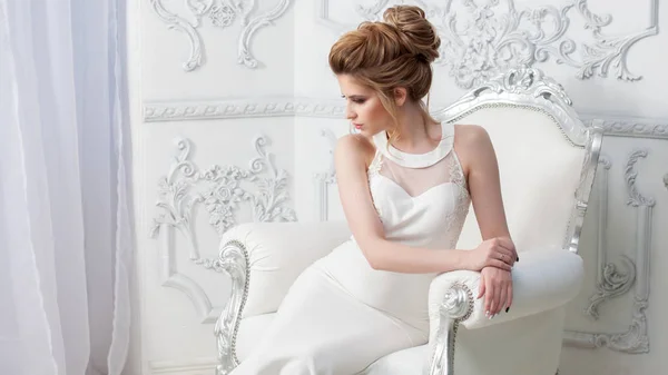 Elegante vestido de novia, silueta recta. Retrato de una joven novia hermosa —  Fotos de Stock