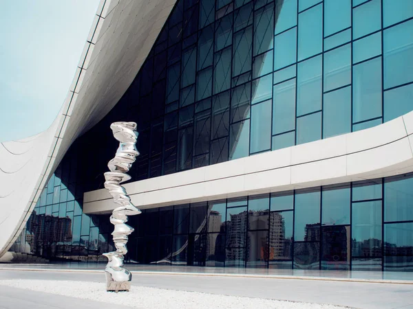 Bakü, Azerbaycan - 28 Nisan 2018: Bakü Haydar Aliyev Merkezi. Modern mimari,