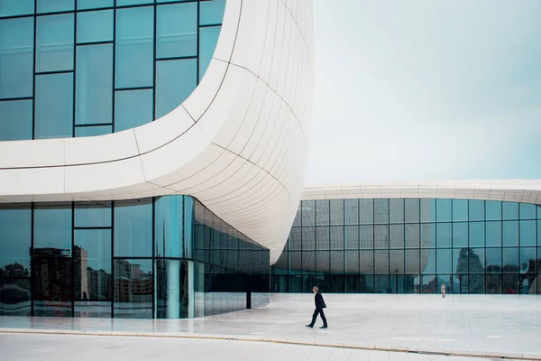 БАКУ, АЗЕРБАЙДЖАН - 28 апреля 2018 года: Центр Гейдара Алиева в Баку. Архитектура , — стоковое фото