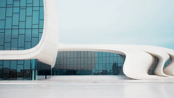 BAKU, AZERBAIJAN - 28 DE ABRIL DE 2018: El centro Heydar Aliyev en Bakú. Arquitectura moderna , — Foto de Stock