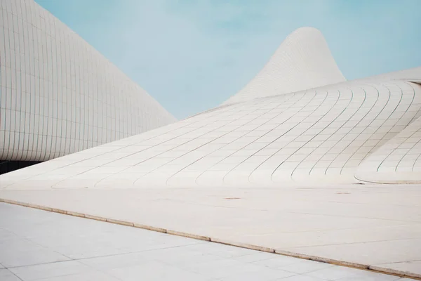 BAKU, AZERBAIJAN - 28 DE ABRIL DE 2018: El centro Heydar Aliyev en Bakú. Arquitectura moderna , — Foto de Stock