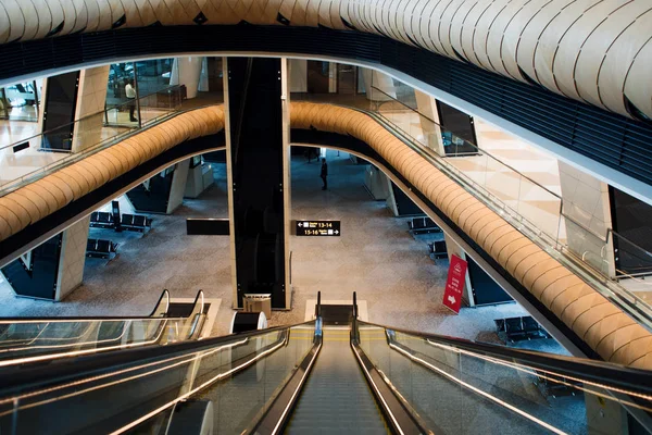 BAKU, AZERBAIJAN - 28 de abril de 2018: Moderna escada rolante do terminal do aeroporto até a área de partidas — Fotografia de Stock