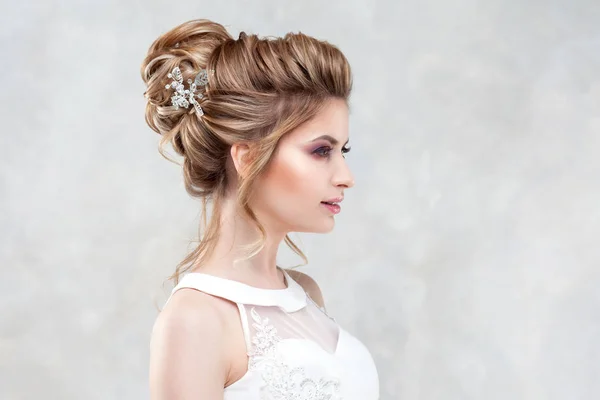 Bruiloft hairstyle, stijl en make-up voor de viering. — Stockfoto